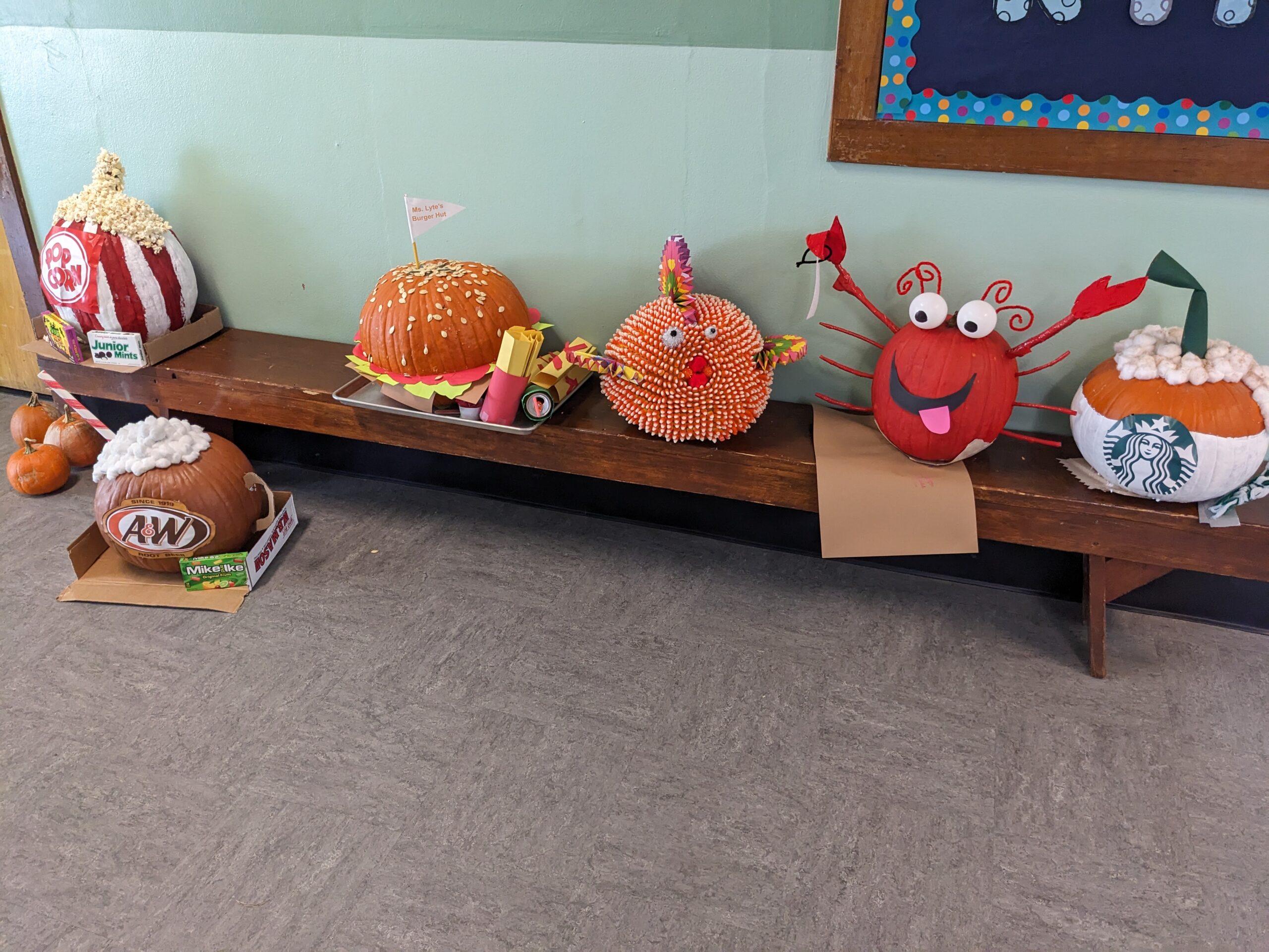 Jack-o'-lanterns lined up for the Bell Top Pumpkin Contest